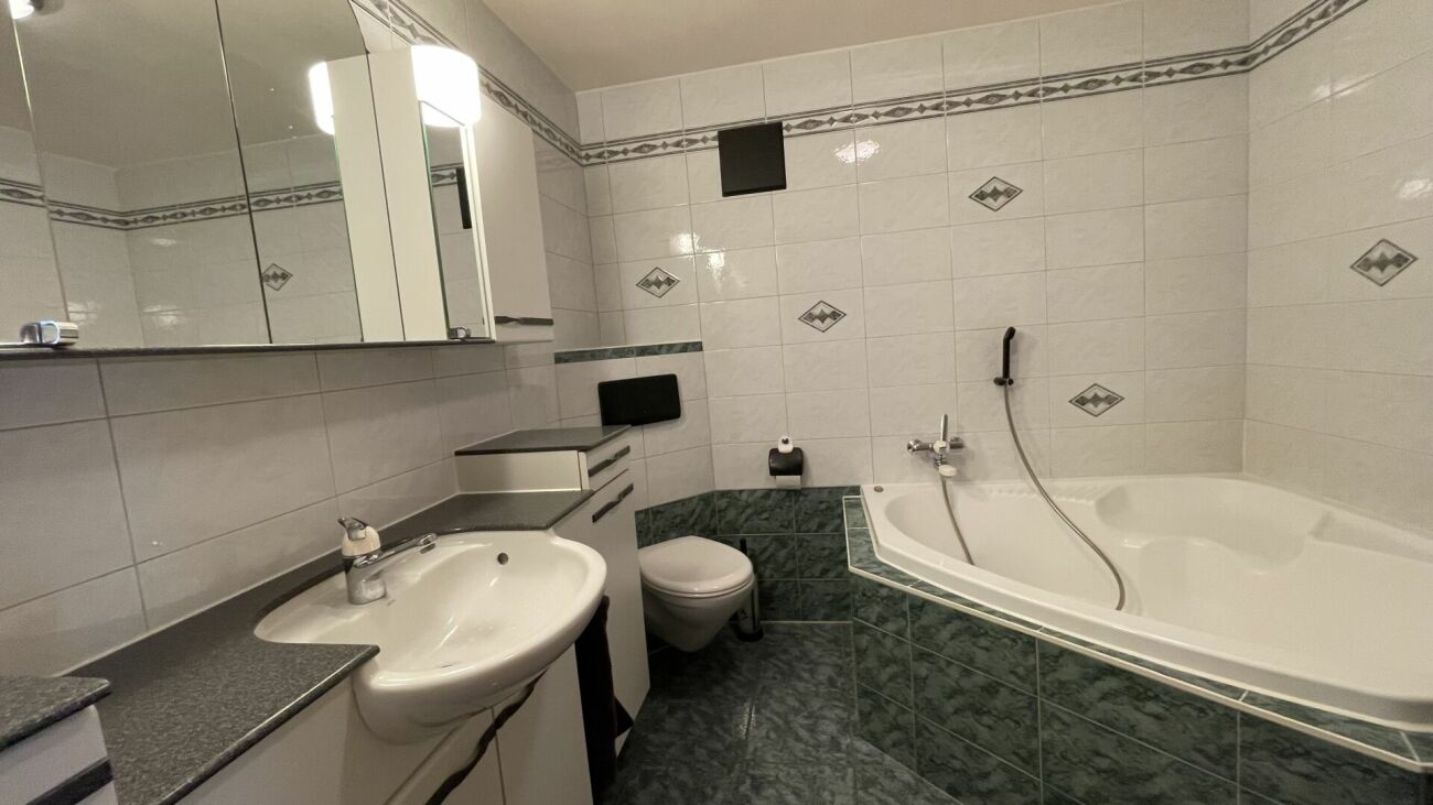Moderne 4.5 Zimmerwohnung mit unverbautem Blick. 3. Stock Süd-Ost mit Morgen-und Nachmittagsonne.