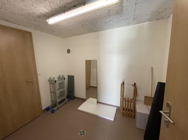 Alpji neue 2.5 Zimmerwohnung in einem der ältesten Weiler Hohnegg oberhalb Saas-Fee. Sportlicher Zugang vom Dorfzentrum, der Lomatte oder Wildi. Mit dem E-bike ganzjährig erreichbar. 8