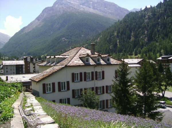 Monte Moro Gruppenhaus mit 93 Betten! Freie Sicht auf die umliegenden Berge.