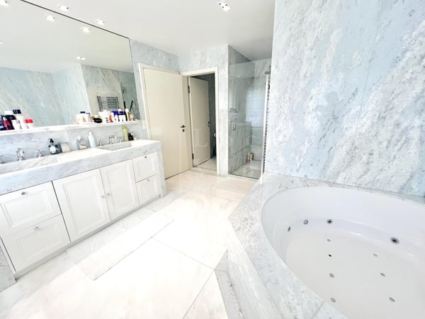SUPERBE APPARTEMENT DE 7 PIECES DE 250 m2 AVEC LARGE TERRASSE -+ 3 BALCONS ET VUE DEGAGEE 13