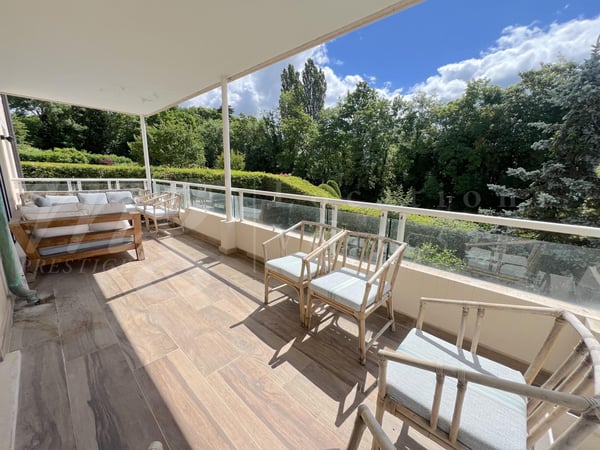 SUPERBE APPARTEMENT DE 7 PIECES DE 250 m2 AVEC LARGE TERRASSE -+ 3 BALCONS ET VUE DEGAGEE 6