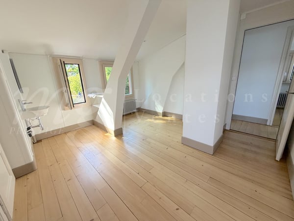 RARISSIME ! AU BORD DU LAC !! RAVISSANTE MAISON DE 5 PIECES AVEC LARGE TERRASSE - PONTON ET PLACE BATEAU 12