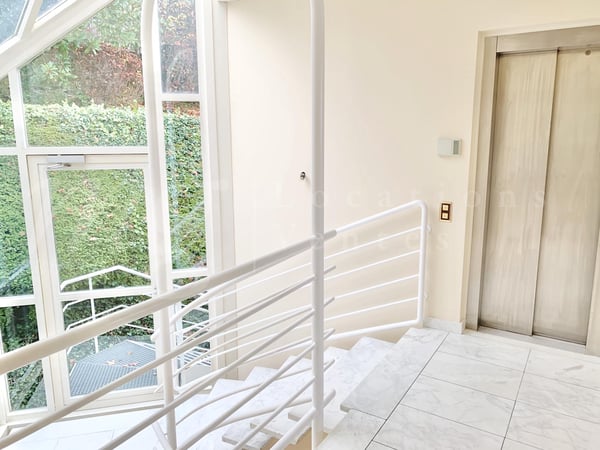 MAISON MODERNE DE 400 m2 hab - VUE PANORAMIQUE A 180 SUR LE LAC - PISCINE - ASCENSEUR 10