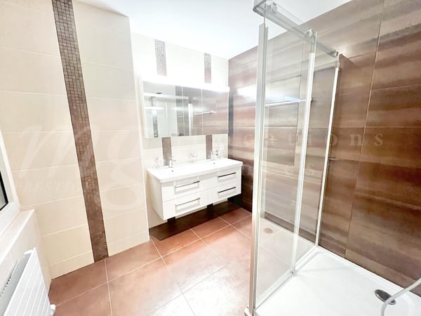 SUPERBE ET GRANDE MAISON DE 10 PIECES - 350 m2 - HPE - JARDIN DE 1100 m2 ET GRAND JACUZZI EXTERIEUR 11