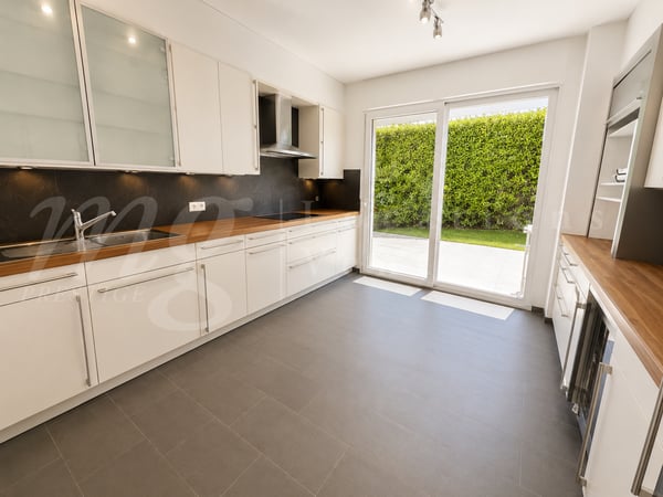 En exclusivité ! MAGNIFIQUE MAISON MODERNE DE 300 M2 AVEC GRAND JARDIN ET PISCINE 9