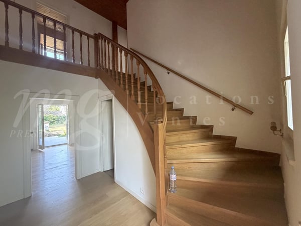 TRES BELLE ET GRANDE MAISON INDIVIDUELLE DE 9 PIECES - 5 CHAMBRES - PISCINE 9