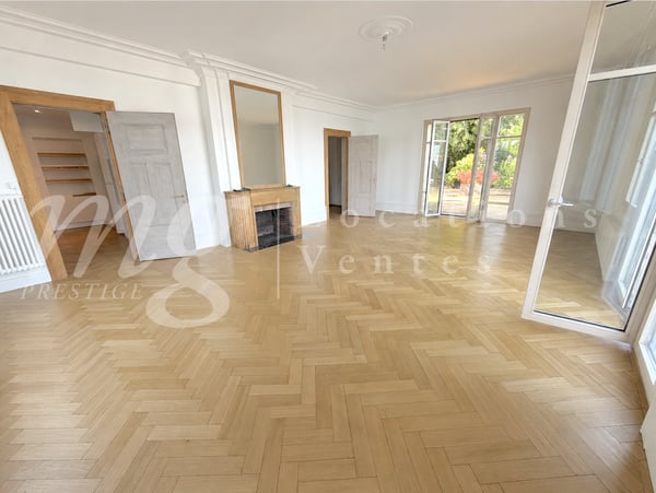 PIED DANS L'EAU !!!! TRES BELLE MAISON RENOVEE AVEC LARGE TERRASSE - VUE LAC, PONTON ET PLACE BATEAU 6