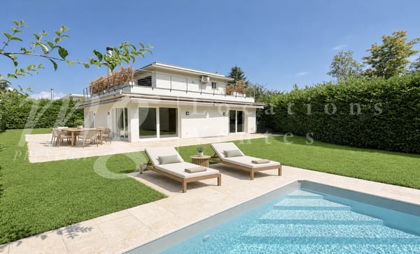 En exclusivité ! SUPERBE MAISON CONTEMPORAINE DE 8 PIECES AVEC GRANDE PISCINE ET JARDIN PRIVATIF 3