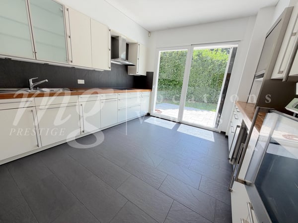 En exclusivité ! SUPERBE MAISON CONTEMPORAINE DE 8 PIECES AVEC GRANDE PISCINE ET JARDIN PRIVATIF 4