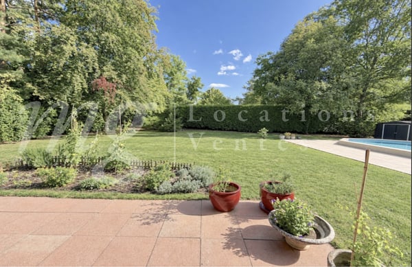 GRANDE MAISON INDIVIDUELLE DE 8 PIECES -- TRES BEAU JARDIN CLOTURE ARBORE AVEC PISCINE NEUVE 3