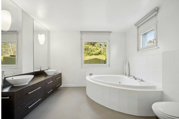 Copy: Exceptional contemporary residence Close to Golf 10