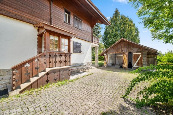 Magnifique grand chalet offrant un grand potentiel au cur de Giffers 3