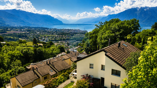 JOLIE VILLA CONTIGUË DE 6.5 PIÈCES AVEC VUE SUR LE LAC 2