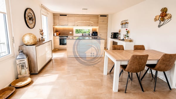 BEL APPARTEMENT TRAVERSANT D'ANGLE DE 3,5 PIÈCES AVEC GRAND BALCON 6