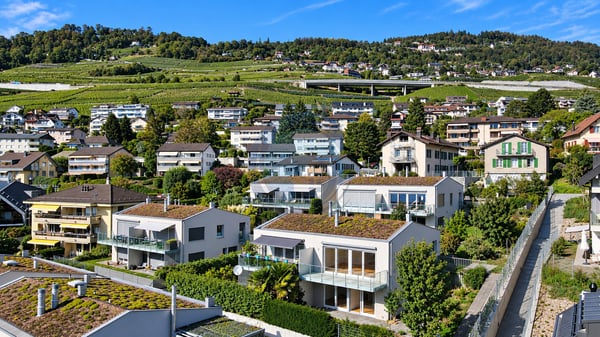 VILLA JUMELÉE AVEC VUE PANORAMIQUE SUR LE LAC ET JARDIN PRIVATIF 2