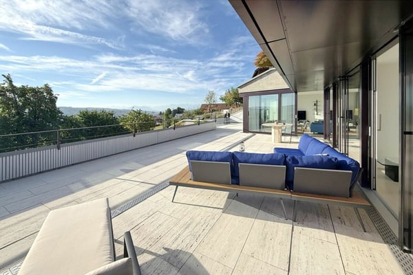 Herrliche Lage mit Seeblick: Exquisite 4 ½-Zimmer-Terrassenwohnung mit 90 m2 Traum-Terrasse 2