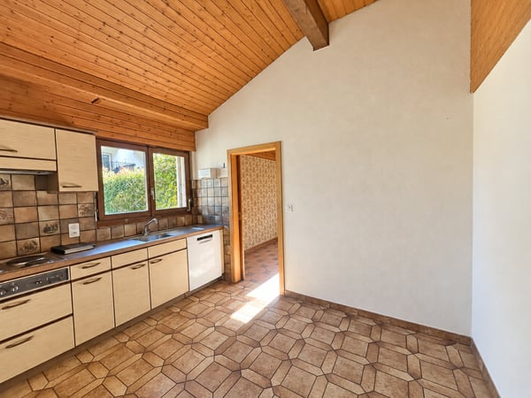 Charmante maison individuelle avec grand jardin dans un environnement verdoyant à Boudry 8