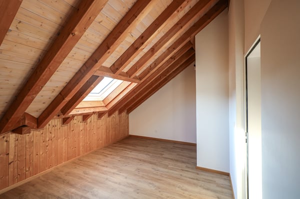 Helle Dachwohnung mit Galerie / App. mansardé lumineux avec galerie 4