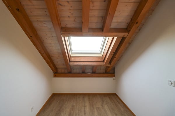 Helle Dachwohnung mit Galerie / App. mansardé lumineux avec galerie 5