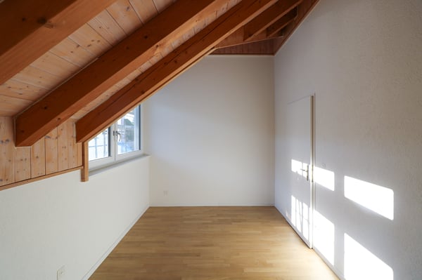 Helle Dachwohnung mit Galerie / App. mansardé lumineux avec galerie 4