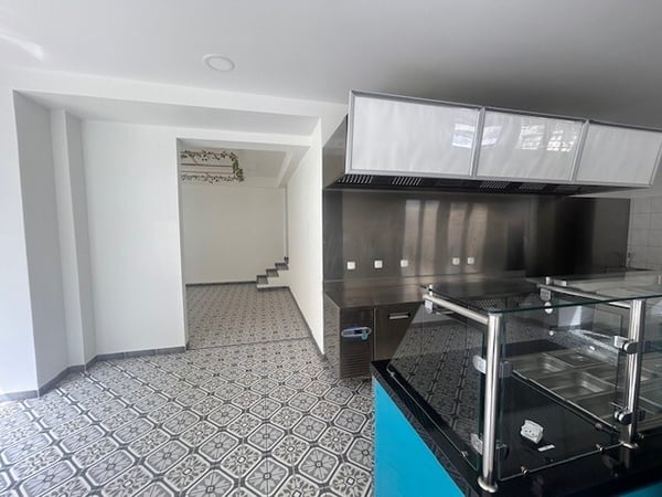 LOCAL COMMERCIAL POUR UN RESTAURANT OU SNACK/BAR 10