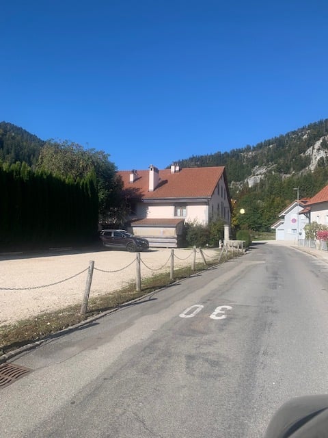 Vente d'une ancienne maison locative rénovée, 10 appartements, parking, grand terrain 3