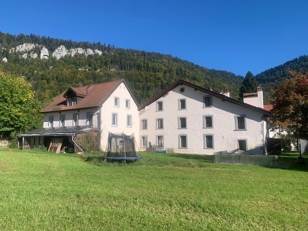 Vente d'une ancienne maison locative rénovée, 10 appartements, parking, grand terrain 4