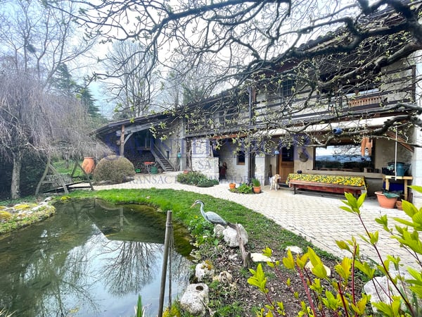 Parcelle de 1969m2. Surfaces à rénover. Source d'eau. 1