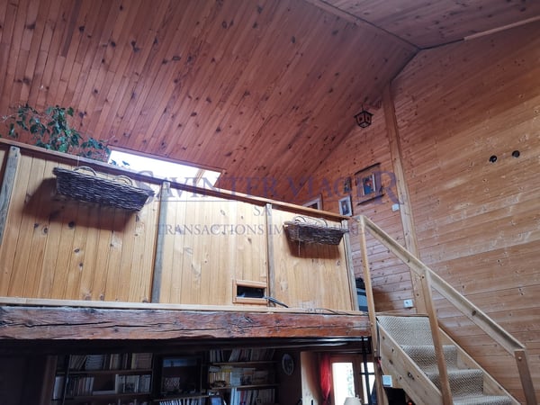 Parcelle de 1969m2. Surfaces à rénover. Source d'eau. 8