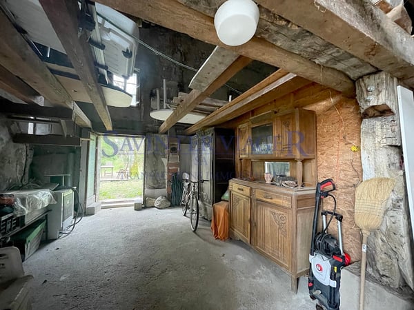 Parcelle de 1969m2. Surfaces à rénover. Source d'eau. 4