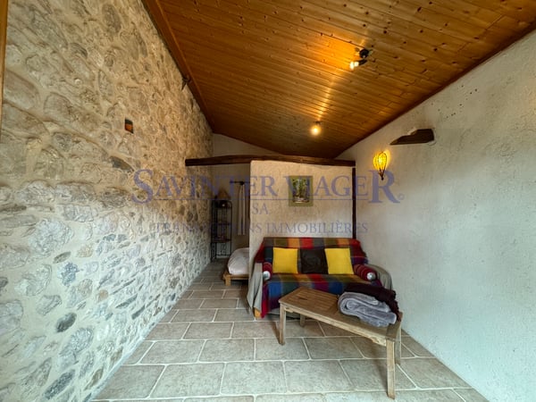 Parcelle de 1969m2. Surfaces à rénover. Source d'eau. 7