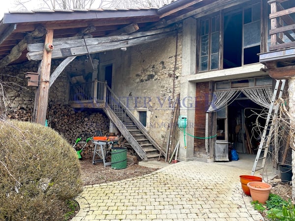 Parcelle de 1969m2. Surfaces à rénover. Source d'eau. 5