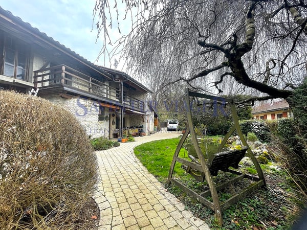 Parcelle de 1969m2. Surfaces à rénover. Source d'eau. 12