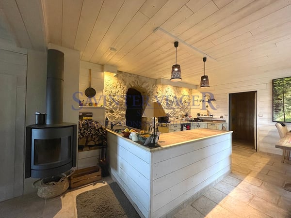 Parcelle de 1969m2. Surfaces à rénover. Source d'eau. 3