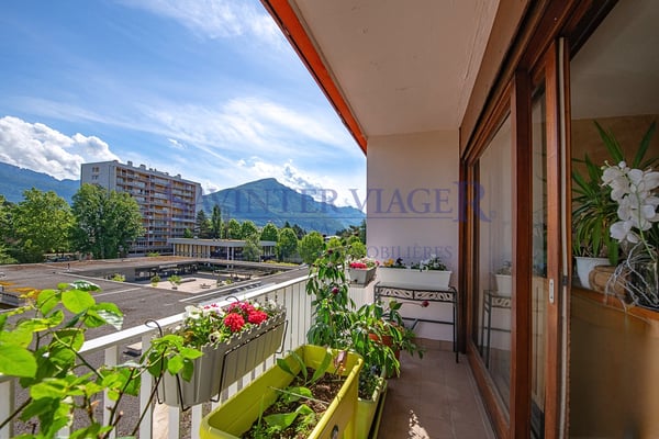 Lumineux appartement T4, rénové, grands balcons et vue montagne 6