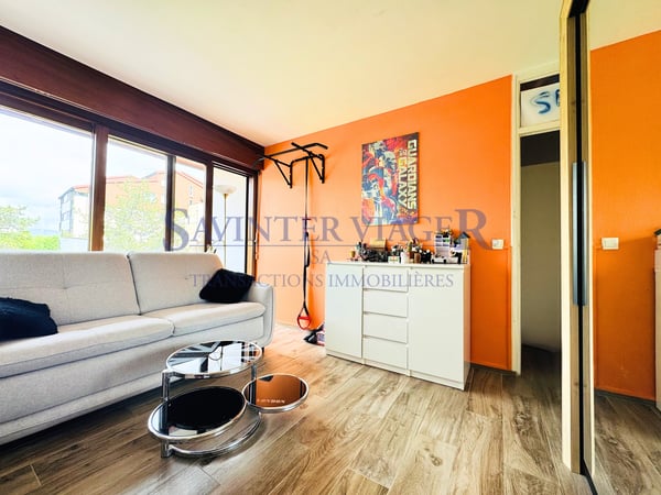Lumineux appartement T4, rénové, grands balcons et vue montagne 9