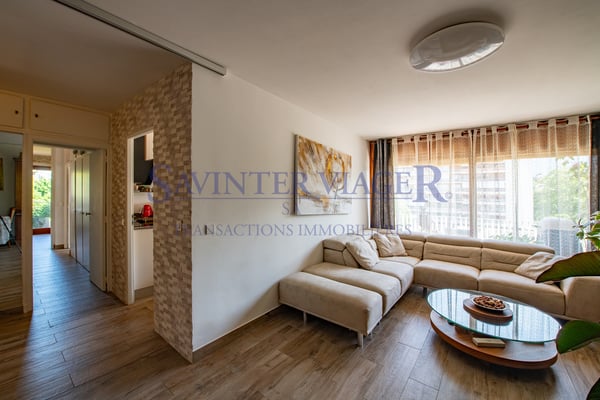 Lumineux appartement T4, rénové, grands balcons et vue montagne 3