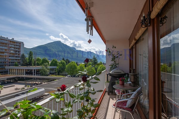 Lumineux appartement T4, rénové, grands balcons et vue montagne 1