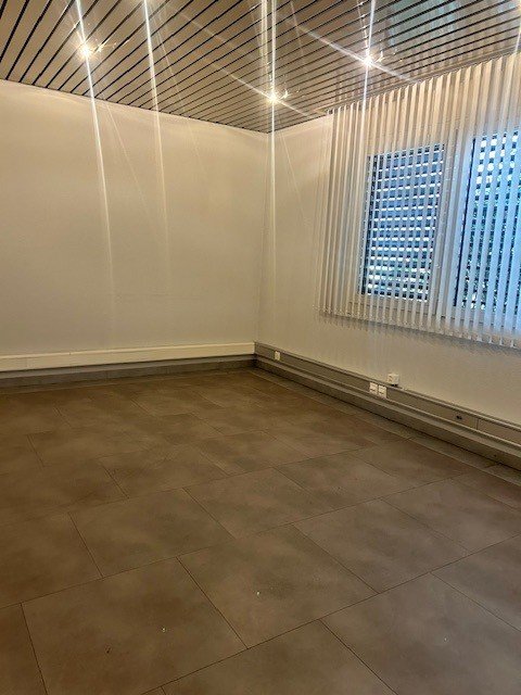 À LOUER - Surface commerciale / bureaux 6