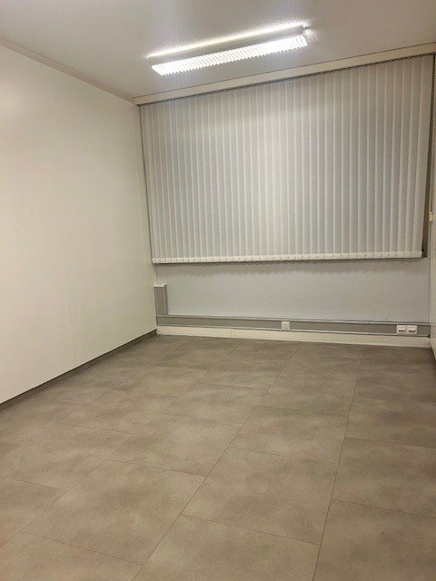 À LOUER - Surface commerciale / bureaux 4