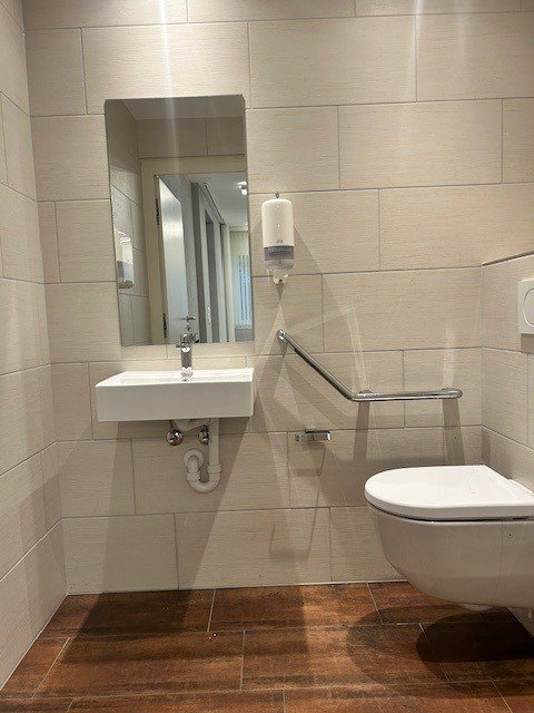 À LOUER - Surface commerciale / bureaux 8