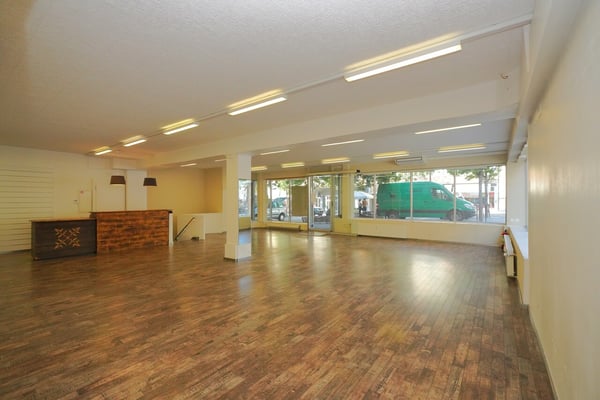 SPACIEUX LOCAL COMMERCIAL À LOUER AU CENTRE DE SIERRE 2