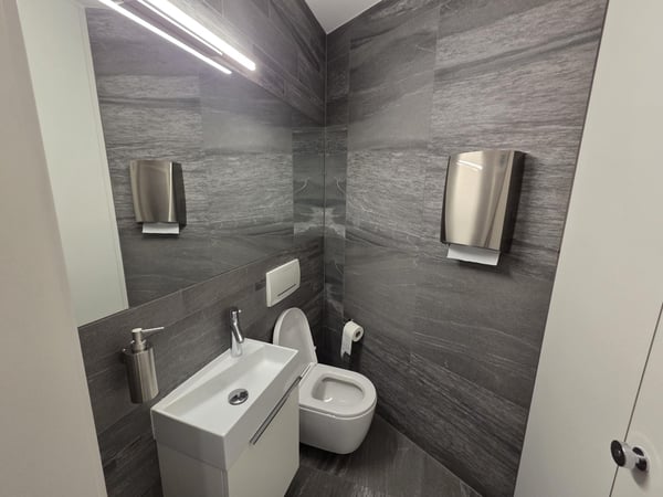 Local actuellement affecté en cabinet médical entièrement rénové au coeur de la ville de Sion 9
