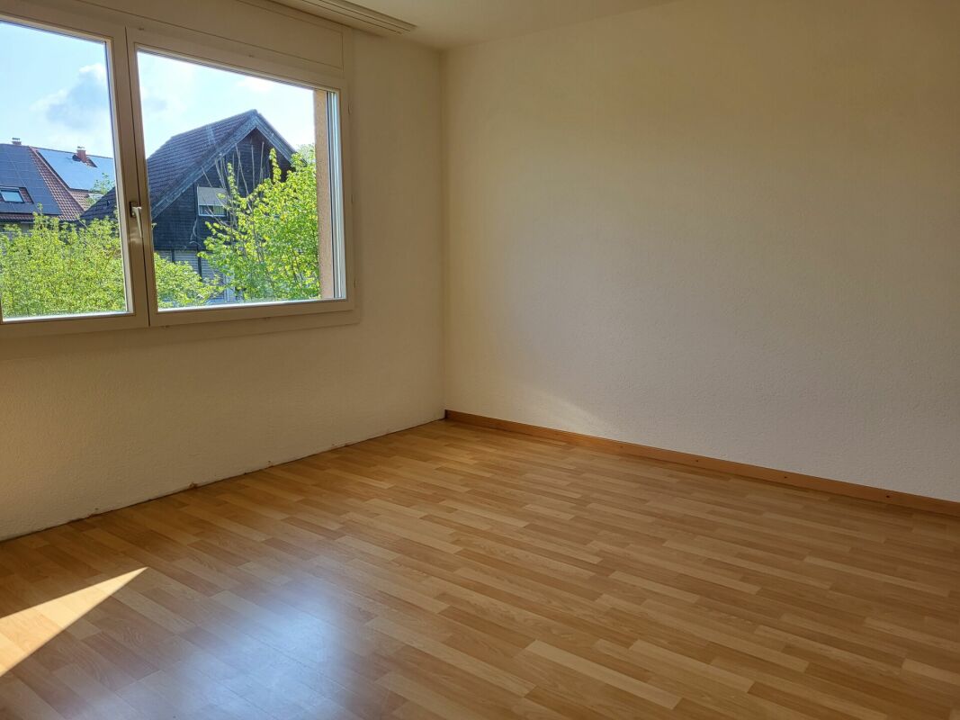 Appartement de 3.5 pces au rez-de-chaussée avec terrasse et pelouse / 3.5-Zimmer-Wohnung im Erdgeschoss mit Terrasse und Rasen Bösingen