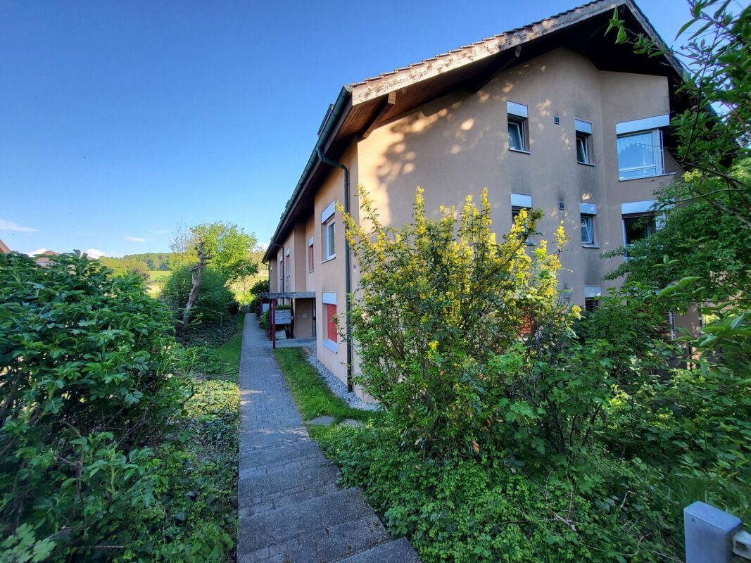 Appartement de 3.5 pces au rez-de-chaussée avec terrasse et pelouse / 3.5-Zimmer-Wohnung im Erdgeschoss mit Terrasse und Rasen Bösingen