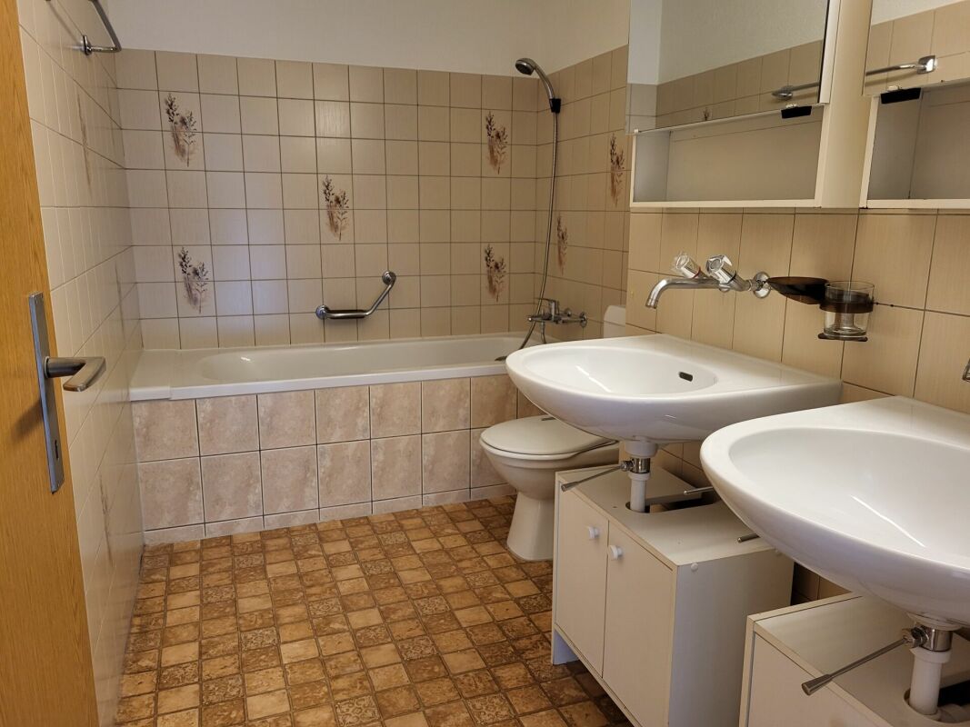 Appartement de 3.5 pces au rez-de-chaussée avec terrasse et pelouse / 3.5-Zimmer-Wohnung im Erdgeschoss mit Terrasse und Rasen Bösingen