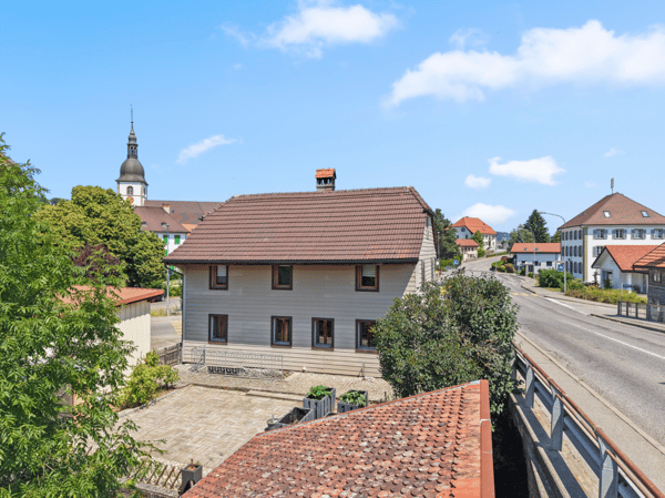 Maison villageoise à rénover avec jardin et dépendances , à Riaz 4