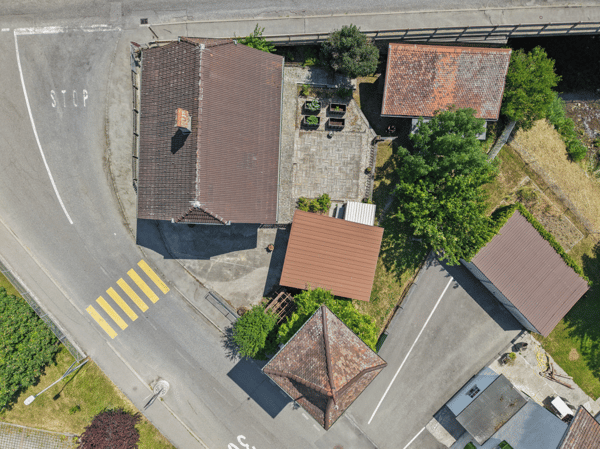 Maison villageoise à rénover avec jardin et dépendances , à Riaz 8