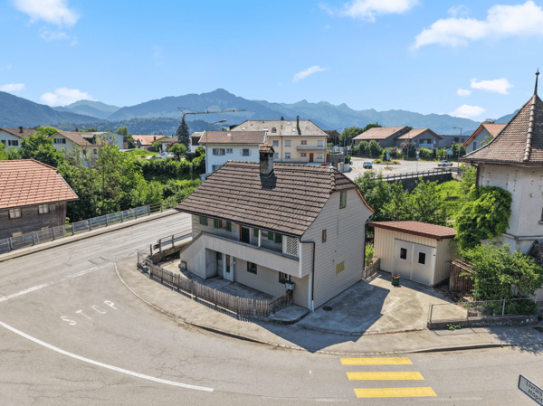 Maison villageoise à rénover avec jardin et dépendances , à Riaz