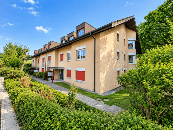 Appartement de 2.5 pces au rez-de-chaussée avec terrasse et pelouse / 2.5-Zimmer-Wohnung im Erdgeschoss mit Terrasse und Rasen Bösingen 2